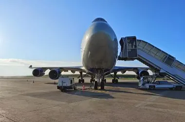 Avion cargo sur le tarmac