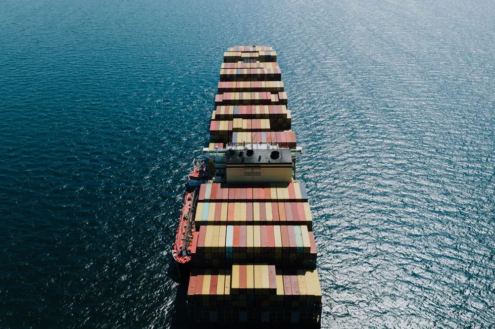 Porte-conteneurs en mer, transport maritime international